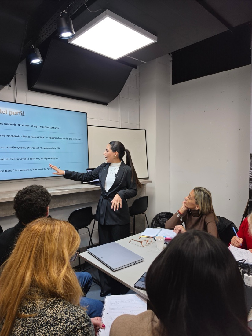 Clara Pérez dando una clase frente a su equipo y sus alumnas